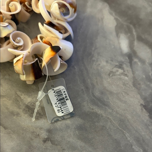 Shell Bracelet with Natural Tones - Picture 2 of 3